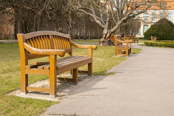 Outdoor benches: choosing the right wood